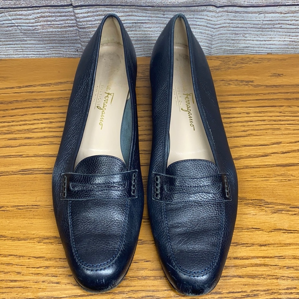 Ferragamo Vintage Women’s Navy Blue Pebbled Leather Loafer Shoes Size 10 1/2